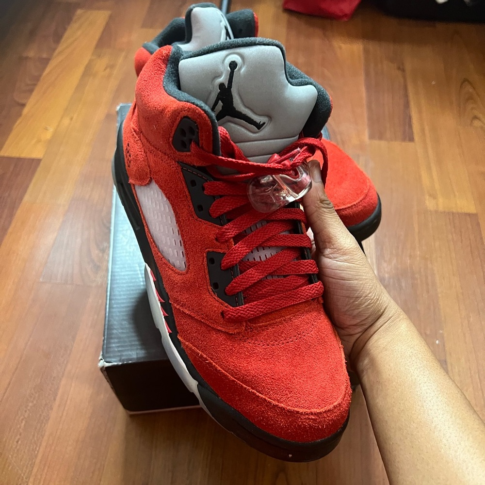 PRE OWNED!
Red Bull 5s size 6.5y=8wmn